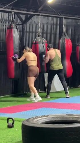 Full group training session at a boxing gym in Arica