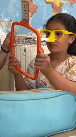 Tabletop drawing game with novelty glasses in La Fouillouse