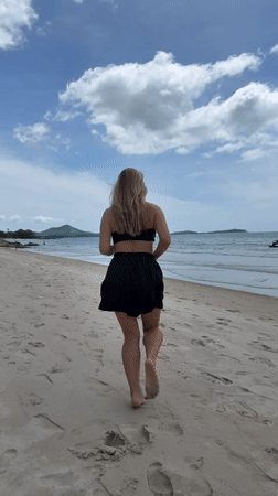 Sunny beach day on Ko Samui's sandy shore