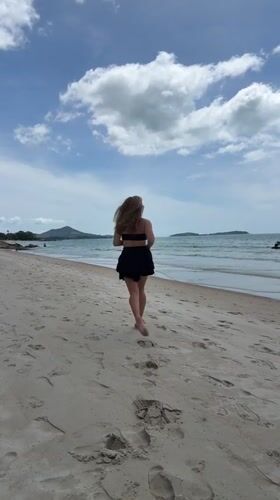 Sunny beach day on Ko Samui's sandy shore