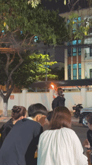 Fire breather performs for outdoor diners in Đà Nẵng
