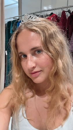 Woman tries on tiaras, takes selfies in Pula stores