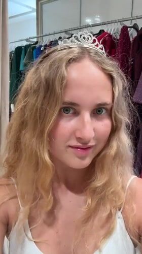 Woman tries on tiaras, takes selfies in Pula stores