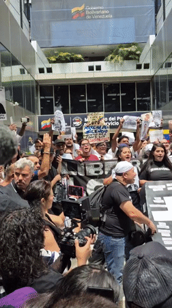 Protesters demand political prisoner release outside Caracas government buildings