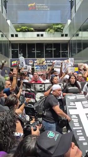 Protesters demand political prisoner release outside Caracas government buildings