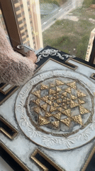 Artist creates geometric floral design in Novosibirsk studio