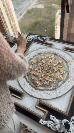 Artist creates geometric floral design in Novosibirsk studio