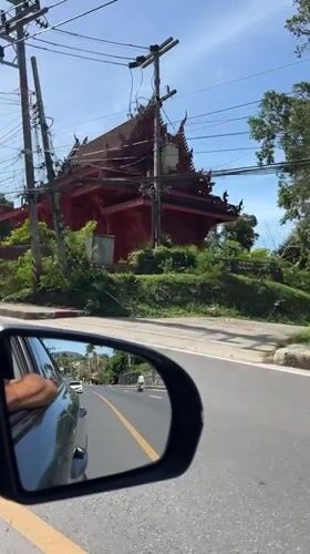 Driver records traditional Thai building in Baan Hua Thanon