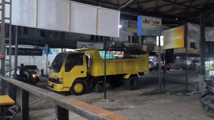 Evening street food dining documented in Lhokseumawe, Indonesia