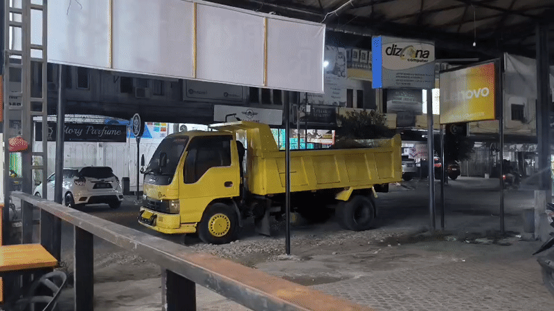 Evening street food dining documented in Lhokseumawe, Indonesia