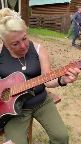Relaxed outdoor gathering with guitar and good company in Noviy