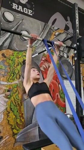 Gym session in Angarsk: resistance band pull-ups and a breather