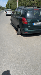 Damaged Toyota with broken wheel observed roadside in Lovech