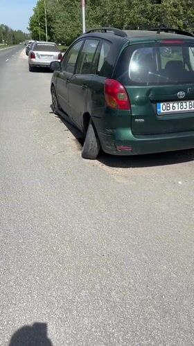 Damaged Toyota with broken wheel observed roadside in Lovech