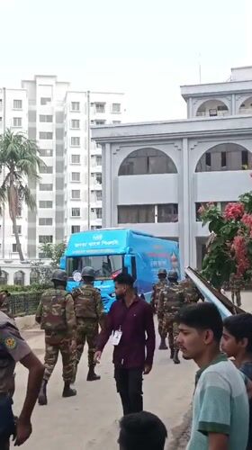 Military personnel, civilians observed in central Dhaka street scenes