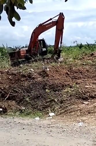 Excavators and everyday life at a Payagaboh construction site