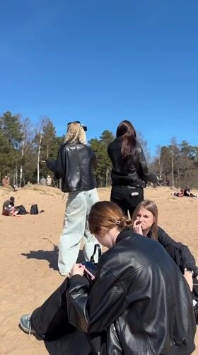 Spring beach day brings crowds to Komarovo coastal area