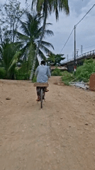 Morning commute and breakfast scenes captured in Keudegeudong
