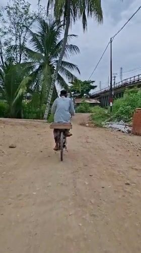 Morning commute and breakfast scenes captured in Keudegeudong