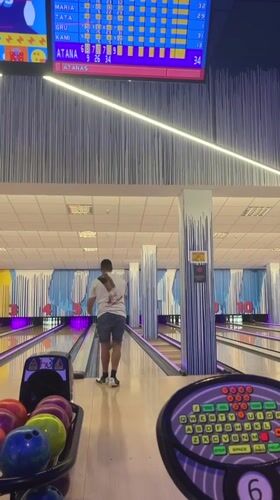 Friends enjoy evening bowling session at Alicante entertainment center