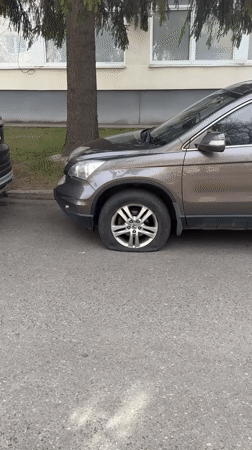 Honda CR-V suffers flat tire in Hrodna, Belarus