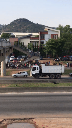 Heavy traffic, bridge vendors documented across Nigerian highway corridor