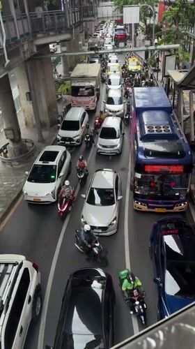 Bangkok traffic congestion and monument visit captured by witnesses