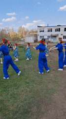 Folk dance performance draws audience in Zavod Mikhailovskii