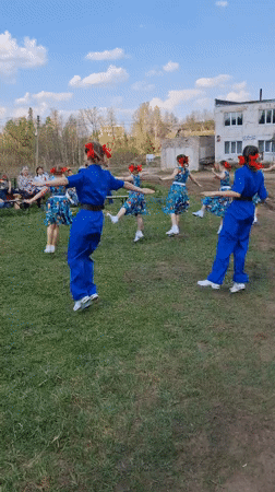 Folk dance performance draws audience in Zavod Mikhailovskii
