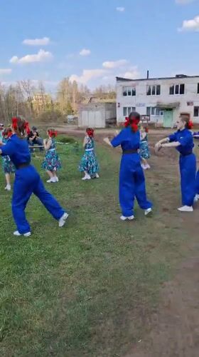 Folk dance performance draws audience in Zavod Mikhailovskii