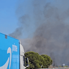 Highway fire near Villafranca de Ebro backs up traffic in thick smoke
