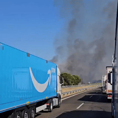Highway fire near Villafranca de Ebro backs up traffic in thick smoke