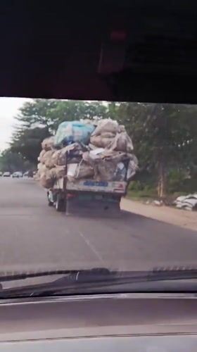 Overloaded truck spotted on Kuchingoro street