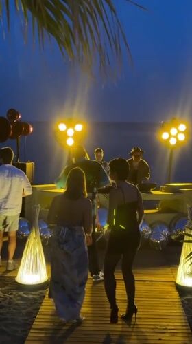 Evening beach party with DJ draws dancers in Alanya