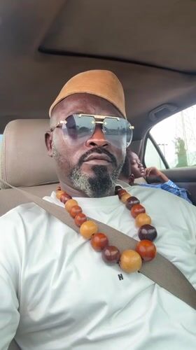 Man in aviator sunglasses spotted in driver's seat, Lekki