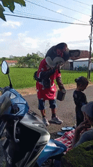 Minnie Mouse entertainer meets family on Indonesian roadside