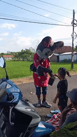 Minnie Mouse entertainer meets family on Indonesian roadside