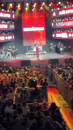 Outdoor rock concert draws big crowd in Khabarovsk