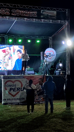Somos Perú political rally held in Tacna features decorated tree