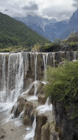 Blue Moon Valley's lakes, waterfalls, and boardwalks on a cloudy morning
