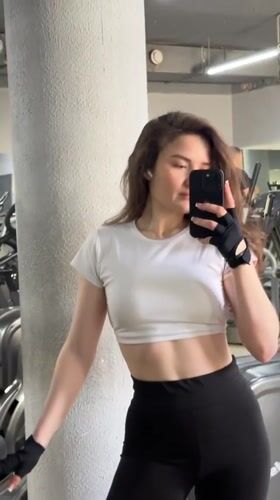 Woman takes mirror selfie video at Ufa gym