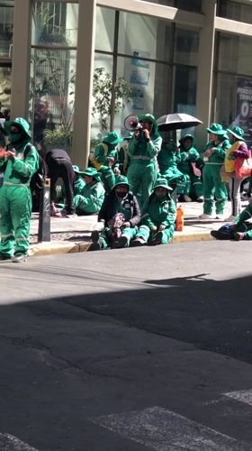 La Paz sanitation workers hold street demonstration with union banner