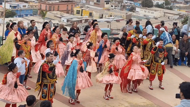 Folk dancers and brass bands celebrate in Arica's plaza