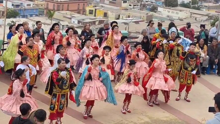 Folk dancers and brass bands celebrate in Arica's plaza