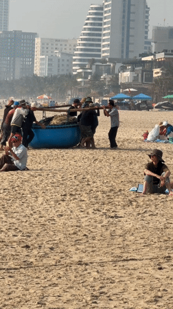 Beach exercise and fishing activities observed in Đà Nẵng