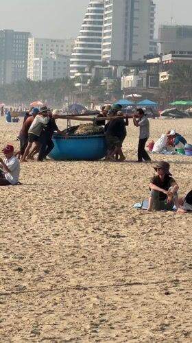 Beach exercise and fishing activities observed in Đà Nẵng