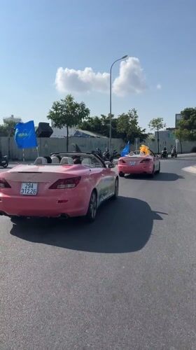 Pink convertible convoy spotted driving through Nha Trang streets