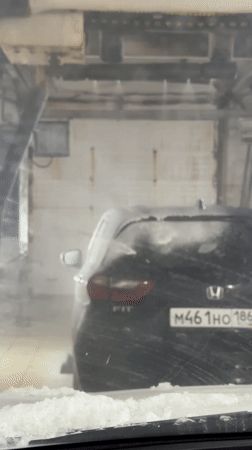 Car wash routine documented in Nizhnevartovsk, Russia