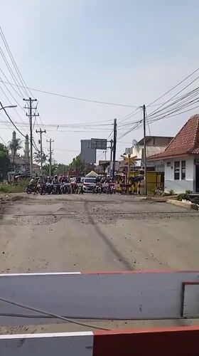 Train crosses through Kebonsari blocking morning traffic