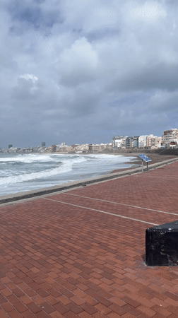 Rough seas and coastal activity observed in Las Palmas